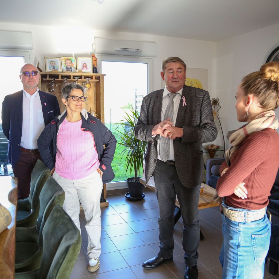 Les élus du territoire en visite dans un logement fraîchement réhabilité.